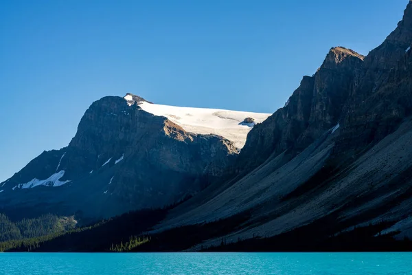 Ледник Боу-Лейк летом 2020 года. Национальный парк Банф, Канадские Скалистые горы, Альберта, Канада. — стоковое фото