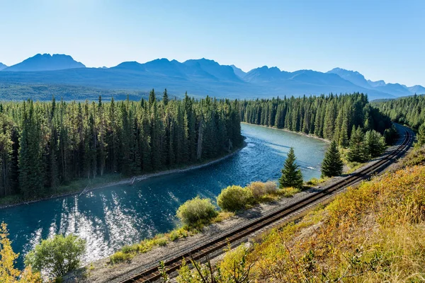 Bow River orman ve demiryolu boyunca akar. Arka planda Fırtına Dağı var. Cliff Şatosu, Bow Valley Parkway, Banff Ulusal Parkı, Canadian Rockies, Alberta, Kanada. — Stok fotoğraf