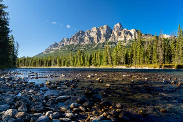Castle Mountain and Bow River no dia ensolarado de verão. Miradouro de Castle Mountain. Banff National Park, Canadian Rockies, Alberta, Canadá. — Fotografia de Stock