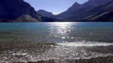Yazın güneşli bir günde Bow Lake göl kıyısında. Bow Glacier, Banff Ulusal Parkı, Canadian Rockies, Alberta, Kanada.