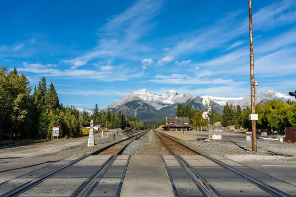 Banff Tren İstasyonu 'ndan geçiş. Banff Ulusal Parkı, Kanada Kayalıkları, Alberta, Kanada. — Stok fotoğraf