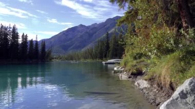 Turistler yazın Bow River 'da kano yaparlar. Banff Kano Rıhtımı, Banff Ulusal Parkı 'nda boş su aktiviteleri. Kanada Kayalıkları, Alberta, Kanada.