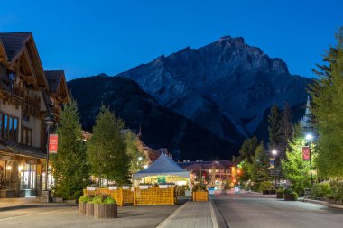 Banff, Alberta, Kanada - SEP 07 2020: Banff Bulvarı yaz gecesi sokak manzarası, covid-19 salgını sırasında yolda fazla turist yoktu. Banff Ulusal Parkı, Kanada Kayalıkları.