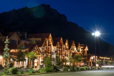 Banff, Alberta, Kanada - SEP 08 2020: Banff Avenue yaz gecesi sokak manzarası. Banff Ulusal Parkı, Kanada Kayalıkları.