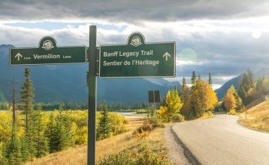 Banff, Kanada - 17 2020 Banff Legacy Patikası. Sonbahar yeşillik mevsiminde vermilion gölleri güneşli bir günde. Banff Ulusal Parkı, Kanada Kayalıkları.