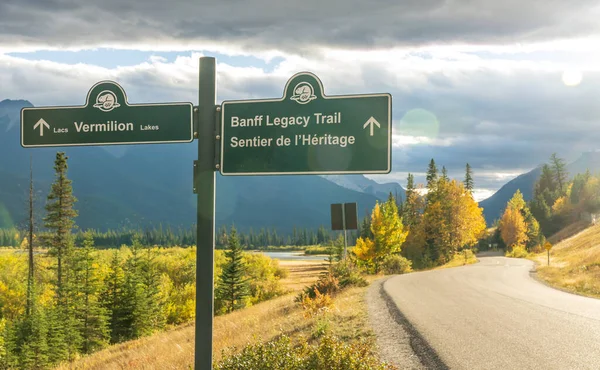 Banff, Canada - 17 octobre 2020 : Banff Legacy Trail. Lacs Vermillon en automne saison des feuillages journée ensoleillée. Parc national Banff, Rocheuses canadiennes. — Photo