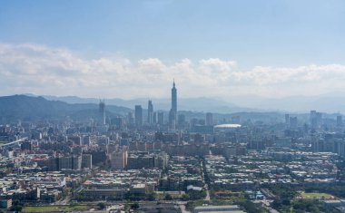 Güneşli bir günde Taipei şehrinin havadan görünüşü. Taipei şehrinin silueti, Tayvan.