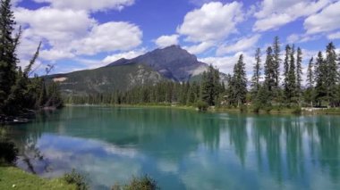 Banff kasabası, Bow River Trail manzarası yaz güneşli bir günde, soldan sağa dönüyor. Banff Ulusal Parkı, Canadian Rockies, Alberta, Kanada. Arka planda Cascade Dağı.