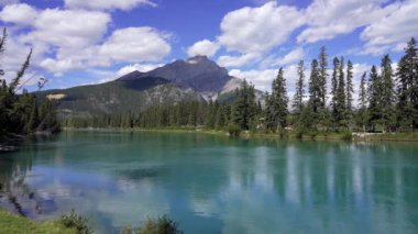 Banff kasabası, Bow River Trail manzaralı yaz güneşli bir gün. Banff Ulusal Parkı, Canadian Rockies, Alberta, Kanada. Arka planda Cascade Dağı.