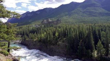Fairmont Banff Springs, Bow River ve Bow Falls yazın soldan sağa dönüyor. Sürpriz Köşe Bakış Açısı 'ndan görüntü. Banff Ulusal Parkı, Kanada Kayalıkları. Alberta, Kanada.