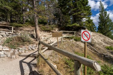 Banff, Alberta, Kanada - 28 AUG 2020: Tünel Dağ Yolu (Yukarı Otopark). Banff Ulusal Parkı, Kanada Kayalıkları.