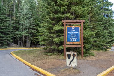 Alberta, Kanada - SEP 02 2020: Minnewanka Gölü 'nün imzası. Banff Ulusal Parkı 'nda tekne gezisi ve dağ yürüyüşü, Kanada Kayalıkları gibi eğlence etkinliklerinin ünlü turistik cazibesi..