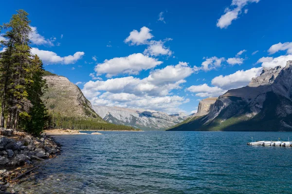 Alberta, Kanada - SEP 02 2020: Minnewanka Gölü. Banff Ulusal Parkı 'nda tekne gezisi ve dağ yürüyüşü, Kanada Kayalıkları gibi eğlence etkinliklerinin ünlü turistik cazibesi..