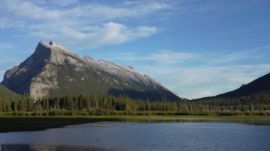 Banff Ulusal Parkı güzel manzara, Vermilion Gölleri ve yaz mevsiminde Mount Rundle. Kanada Kayalıkları, Alberta, Kanada.