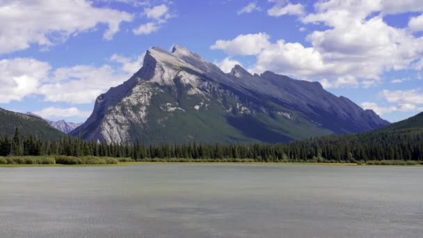 공원의 아름다운 Vermilion Lakes Mount Rundle 여름철의 아름다운 풍경이다 Canadian — 비디오