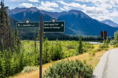Alberta, Kanada - SEP 02 2020: Banff Legacy Trail. Yaz zamanı Vermilion Gölleri. Banff Ulusal Parkı, Kanada Kayalıkları.