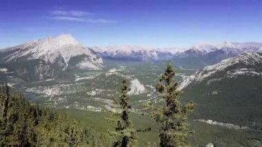 Yaz zamanı Banff Gondola teleferiğine bin. Banff Ulusal Parkı, Kanada Kayalıkları.