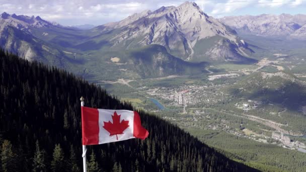 Bandera Nacional Canadá Con Ciudad Banff Fondo Cascade Mountain Las — Vídeos de Stock