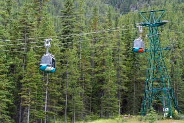 Alberta, Kanada - SEP 03 2020: Yazın Banff Gondola. Banff Ulusal Parkı, Kanada Kayalıkları.