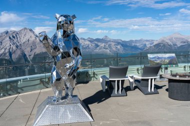Alberta, Kanada - SEP 10 2020: Banff Gondola istasyonu Sky Bistro gözlem güvertesi yaz mevsiminde. Sülfür Dağı Zirvesi, Banff Ulusal Parkı, Kanada Kayalıkları.