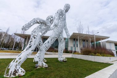 Richmond, BC, Kanada - MAR 02 2021: Sanat Heykeli Birlikte Minoru Aktif Yaşam Merkezi 'nde David Jacob Harder.