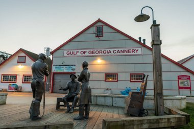 Richmond, BC, Kanada - MAR 03 2021: Gürcistan Körfezi Ulusal Konserve Tarihi Bölgesi Alacakaranlıkta.