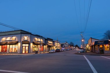 Richmond, BC, Kanada - MAR 03 2021: alacakaranlıkta Moncton Caddesi.