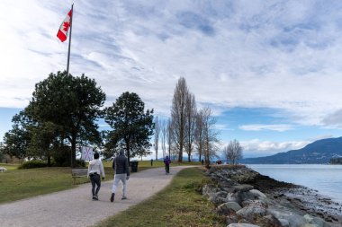 Vancouver, Kanada - MAR 05 2021: Vanier Park 'ta yürüyen insanlar.