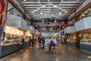 Vancouver, Kanada - MAR 05 2021: Granville Adası Kamu Piyasası.