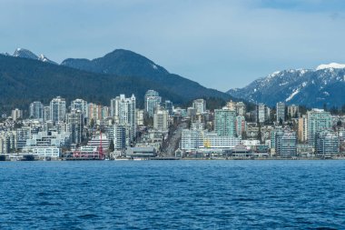 Kuzey Vancouver Sahili ufuk çizgisi ve deniz manzarası. British Columbia, Kanada.