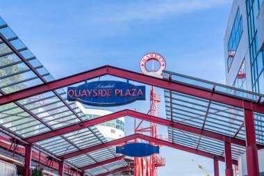 Kuzey Vancouver, Kanada - MAR 08 2021: Lonsdale Quay Plaza.