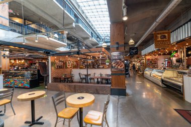 Kuzey Vancouver, Kanada - MAR 08 2021: Lonsdale Quay Halk Pazarı 'nın İçi.