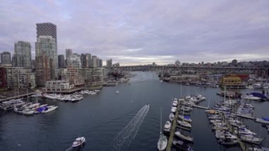 Vancouver şehir merkezinin akşamdan akşama güzel bir manzarası var. False Creek Limanı, British Columbia. Kanada.