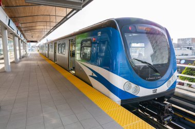 Richmond, British Columbia, Kanada - MAR 11 2021: Richmond-Brighouse Skytrain Station Platformu.