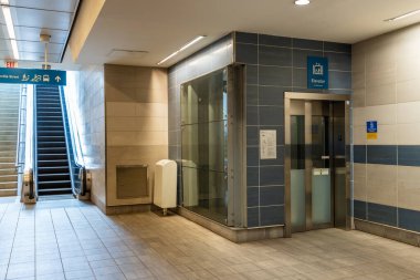 Vancouver, Kanada - MAR 11 2021: Liman İstasyonu yürüyen merdiven ve asansörünün içi. Skytrain Canada Metro Hattı.