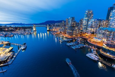 Vancouver, Kanada - MAR 11 2021: Vancouver şehir merkezinin gün batımındaki güzel manzarası, False Creek Limanı, Britanya Kolumbiyası.