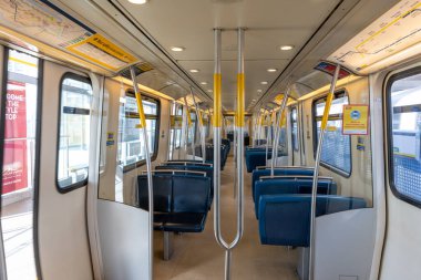 Vancouver, BC, Kanada - MAR 29 2021: Milenyum Hattı SkyTrain vagonunun içi. British Columbia 'nın Vancouver bölgesindeki hızlı ulaşım sistemi..