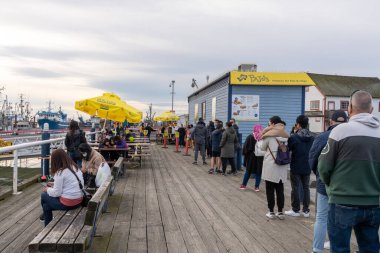 Richmond, BC, Kanada - MAR 13 2021: Steveston Limanı Balıkçı İskelesi. İnsanlar ünlü Pajo 'nun Balık ve Patates kızartması almak için sıraya giriyor..