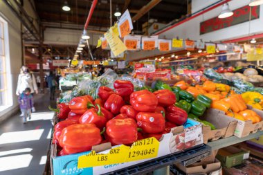 Vancouver, BC, Kanada - MAR 25 2021 Granville Adası Halk Pazarı. Renkli yiyeceklerin ve ürünlerin büyüleyici çeşitliliğinin yer aldığı kapalı bir pazar..