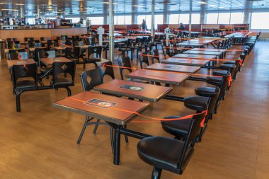 British Columbia, Kanada - 14 Nisan 2021: İ.Ö. Feribotlar, feribot içinde, covid-19 salgını sırasında yemek alanı.