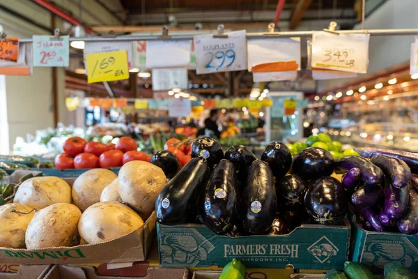 Vancouver, BC, Canada - MAR 25 2021 : Granville Island Public Market. Un marché intérieur proposant un assortiment fascinant de magasins d'aliments et de produits colorés. — Photo