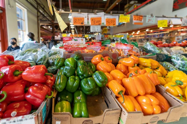 Vancouver, BC, Canada - MAR 25 2021 : Granville Island Public Market. Een overdekte markt met een fascinerend assortiment van kleurrijke gerechten en producten winkels. — Stockfoto