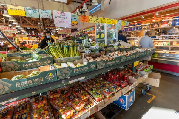 Vancouver, BC, Canada - MAR 25 2021 : Granville Island Public Market. Un marché intérieur proposant un assortiment fascinant de magasins d'aliments et de produits colorés. — Photo