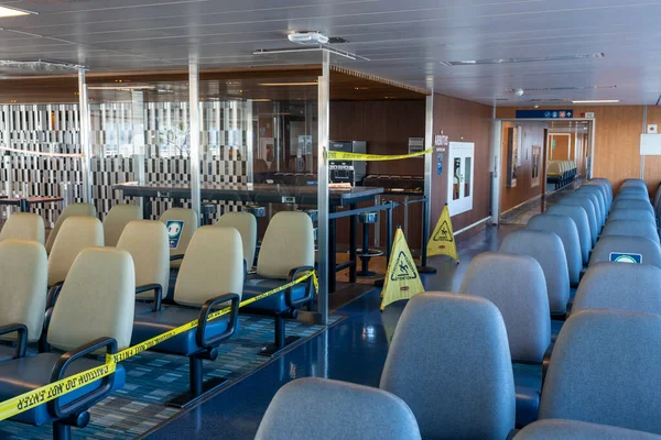 Columbia Británica, Canadá - 14 abr 2021: BC Ferries, dentro del transbordador, área de asiento durante el período pandémico de covid-19. —  Fotos de Stock