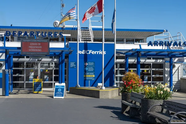 Британская Колумбия, Канада - Прибл. 14 2021: Паромный терминал залива Виктория Шварц во время пандемического периода covid-19. — стоковое фото