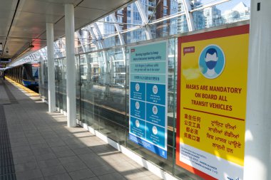 Vancouver, BC, Kanada - 16 Nisan 2021: Covid-19 salgın döneminde SkyTrain Main Street-Science World Station. Yüz maskeleri tüm ulaşım araçlarında zorunludur..