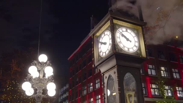 Vancouver Gastown Steam Clock Chiming Steam Clock Whistles Shoots Steam — Stock Video