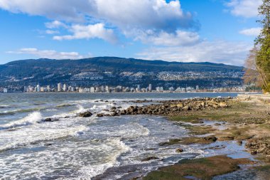 Zeus Sahili, Stanley Park Seawall. Arka planda West Vancouver şehir manzarası var. British Columbia, Kanada.