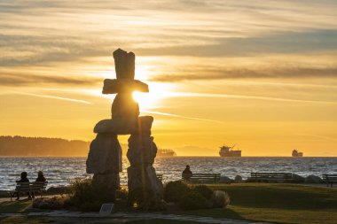 Vancouver, BC, Kanada - MAR 15 2021: Inukshuk taş heykeli İngiliz Körfezi Sahili, Vancouver City güzel manzarası.