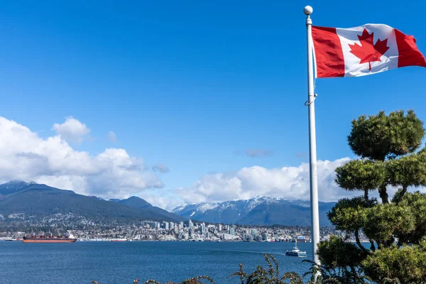 Nationalflagge Von Kanada Mit Gebäuden North Vancouver City Hintergrund Konzept — Stockfoto